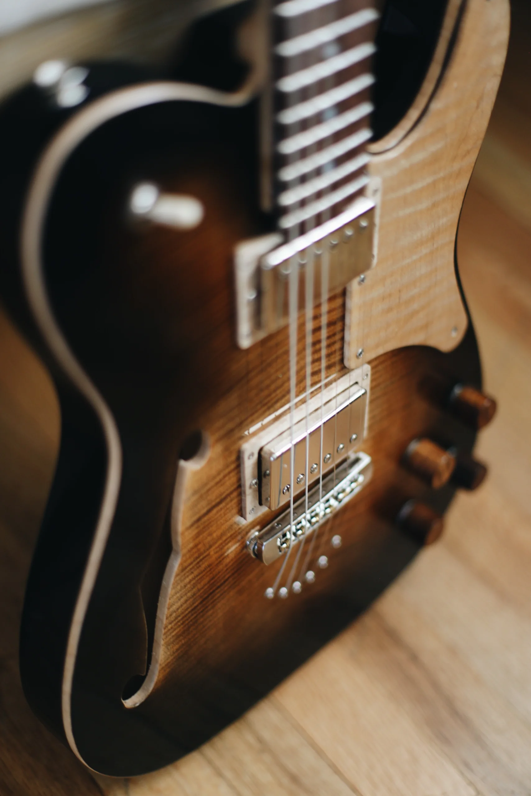 Clarus AS | Tobacco Burst — detail
